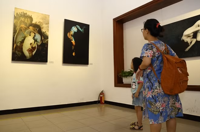 Chị Lan Anh cùng con gái thưởng lãm các tác phẩm của tác giả Ngô Xuân Phú. "Tôi đã có tìm hiểu bộ môn nghệ thuật này từ lâu và rất yêu thích. Nghệ thuật chân chính thì không có giới hạn tuổi tác nên tôi đã đưa cả con gái đến xem", chị Lan Anh nói.