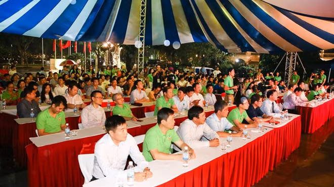 Dù trời mưa lớn, rất đông đại biểu, cộng đồng doanh nghiệp và người dân Thủ đô đã tới tham dự buổi lễ.