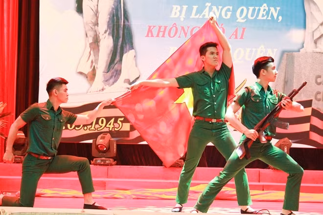 Các bạn sinh viên tới từ Trường Học viện An ninh Nhân dân biểu diễn tại Tại lễ tưởng niệm “Binh đoàn Bất tử”.