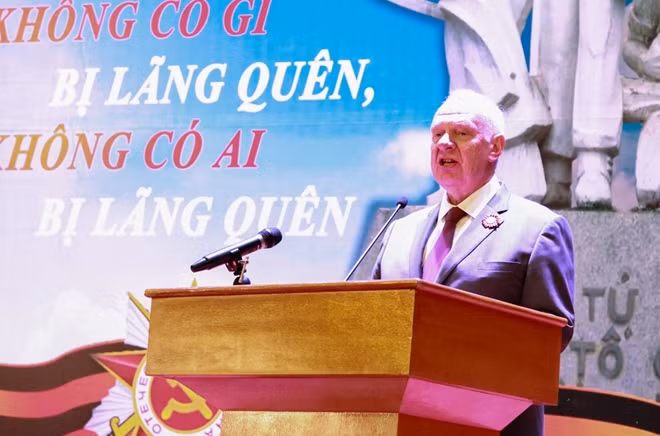 Đại sứ Nga tại Việt Nam Konstantin Vasilievich Vnukov nhấn mạnh, buổi lễ nhằm tưởng nhớ những người đã hy sinh vì nền tự do và độc lập của đất nước Xô viết, vì hạnh phúc của người dân trên toàn thế giới.