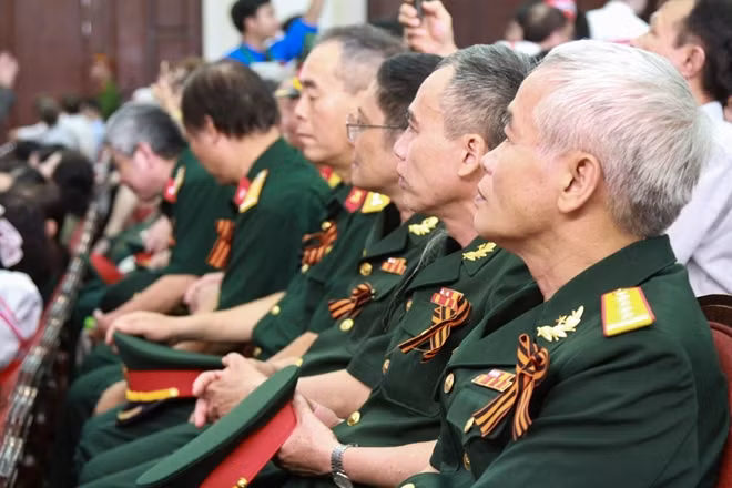 Các thành viên tham gia "Trung đoàn Bất tử" được đeo dải ruy băng Thánh George.