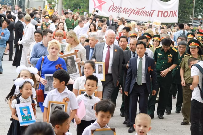 "Trung đoàn Bất tử" diễu hành trong khuôn viên Đại học Quốc gia Hà Nội ngày 4-5.