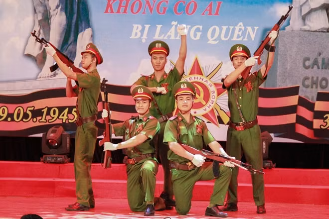 Đội Văn nghệ Xung kích Học viện Cảnh sát Nhân dân trong một tiết mục văn nghệ hoành tráng tại Lễ tưởng niệm.