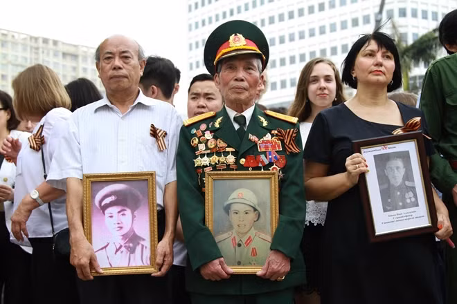 Năm nay, lần đầu tiên "Trung đoàn Bất tử" diễu hành ở Hà Nội với sự tham gia của nhiều cựu chiến binh và con em các gia đình có người tham gia vào các cuộc chiến tranh giữ nước, đến từ Việt Nam và Nga. Trong ảnh là ông Nguyễn Cao Phong và di ảnh đồng đội cùng năm sinh, cùng ngày nhập ngũ đã hi sinh...