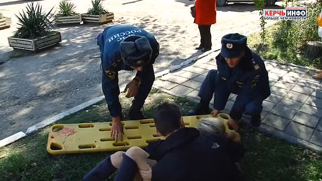Các nhân viên y tế Nga đưa các nạn nhân lên cáng.