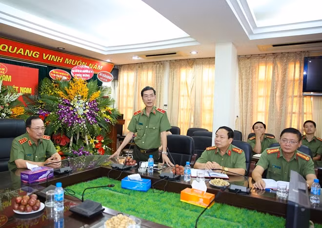 Thiếu tướng Phạm Văn Miên, Tổng Biên tập Báo CAND thay mặt 3 đơn vị báo cáo với đồng chí Thứ trưởng Nguyễn Văn Thành và đoàn công tác.