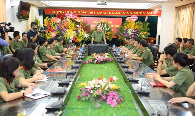 Tham dự buổi làm việc có đông đảo cán bộ, chiến sĩ thuộc Báo CAND, Tạp chí CAND, Nhà xuất bản CAND.