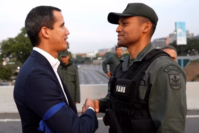 Ông Guaido cùng một binh sĩ quân đội ủng hộ nỗ lực đảo chính. Ảnh: EPA