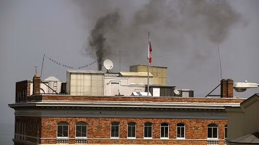 Khói đen bốc lên từ toà nhà tổng lãnh sự quán Nga tại San Francisco. Ảnh: ABCNews