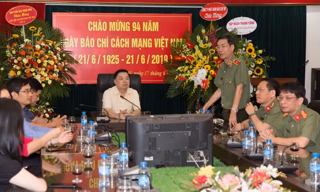 Thiếu tướng Phạm Văn Miên, Tổng Biên tập Báo CAND phát biểu tại buổi làm việc.