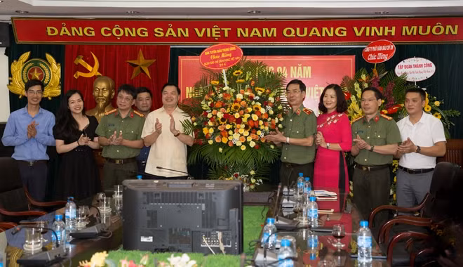 Phó Trưởng Ban Tuyên giáo Trung ương Lê Mạnh Hùng và đoàn tặng lẵng hoa chúc mừng Báo CAND.