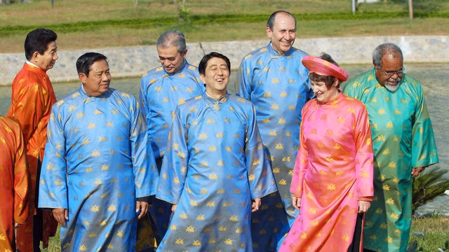 Các nhà lãnh đạo tươi cười trong bộ áo dài Việt Nam. Ảnh: Reuters