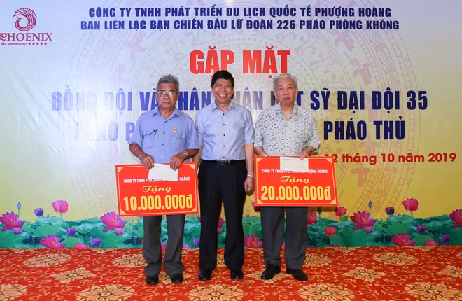 Ông Nguyễn Văn Hùng trao tiền ủng hộ Ban Liên lạc bạn chiến đấu Lữ đoàn 226 và Ban Liên lạc Đại đội 35.