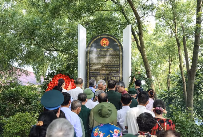 Ông Nguyễn Văn Hùng (bìa phải), Đại tá Trịnh Vinh Pha và các cựu chiến binh Đại đội 35 cùng thân nhân các liệt sỹ kính cẩn dâng hương, dâng hoa tại Bia tưởng niệm trên đồi Pháo Thủ.