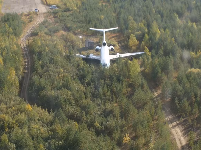 Chiếc Tu-154 nằm gọn trong cánh rừng taiga sau cú tiếp đất. Ảnh: ITN