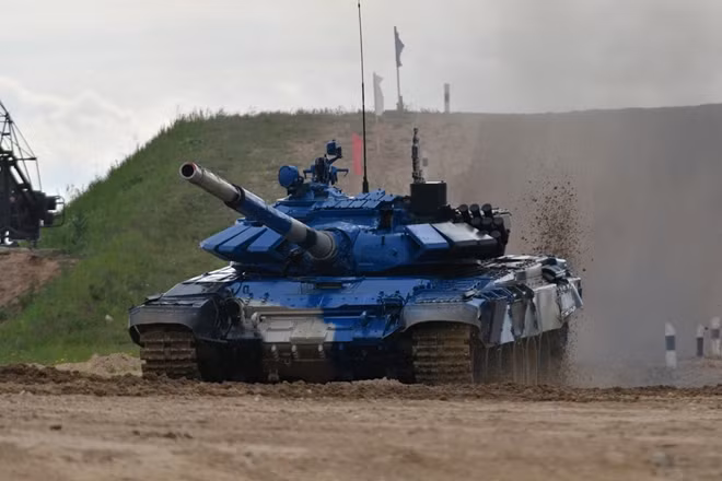 Xe tăng T-72B3 sơn màu xanh nước biển giống của đội tuyển Việt Nam. Ảnh: RT