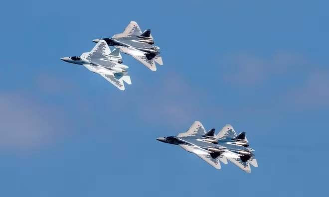 MAKS 2019 gây chú ý đặc biệt bởi Nga sẽ lần đầu trưng bày tiêm kích Su-57E, bản xuất khẩu của tiêm kích tàng hình Su-57. Tại triển lãm, dàn chiến đấu cơ của Nga đã phô diễn nhiều kĩ năng ưu việt và giành được sự quan tâm lớn.