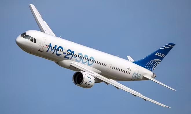 Gương mặt mới nhất và đáng chú ý nhất trong lĩnh vực hàng không dân dụng của Nga: MS-21 cũng có màn phô diễn tuyệt vời tại MAKS 2019. MS-21-300 do tập đoàn Irkut chế tạo, sử dụng động cơ do hãng Pratt & Whitney của Mỹ sản xuất và có thể chở 180 hành khách cho các hành trình dài.