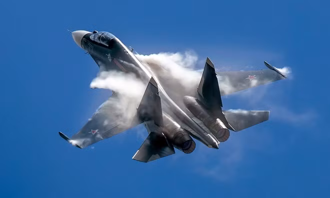 Một trong những chiến đấu cơ "hàng thửa" của Nga cũng gây chú ý tại MAKS 2019 là Su-30SM - phiên bản dành riêng cho Không quân Nga. Su-30SM có thể thực hiện nhiệm vụ tấn công tầm xa, diệt mục tiêu mặt đất và mặt biển, tác chiến điện tử và cảnh báo sớm. Mỗi tiêm kích có thể mang 8 tấn vũ khí, trong đó có nhiều loại tên lửa đối không tầm xa, bom và tên lửa dẫn đường.