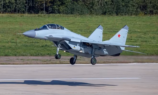 Hãng Mikoyan của Nga thì mang đến MAKS 2019 gương mặt nổi bật nhất là tiêm kích đánh chặn MiG-35, bản nâng cấp sâu của tiêm kích đa năng MiG-29M2 và MiG-29K. Nó được trang bị hệ thống điện tử và vũ khí vượt trội, gồm radar mảng pha quét điện tử chủ động (AESA) Zhuk-AE có thể phát hiện máy bay đối phương trong tầm 200 km và tàu chiến từ khoảng cách 300 km, bám bắt 30 mục tiêu và tấn công 6 mục tiêu cùng lúc. MiG-35 có 9 giá treo, mang được 7 tấn vũ khí.
