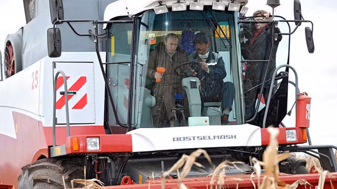 Ông Putin thử nghiệm lái một chiếc máy gặt liên hợp hồi năm 2011. Hồi tháng 2, Putin từng nói rằng ông sẽ đi lái máy gặt nếu không đắc cử Tổng thống Nga. Tuy nhiên, có lẽ ông sẽ phải chờ thêm ít nhất 6 năm nữa để bắt đầu công việc mới này.
