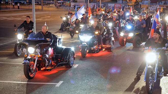 Tháng 8-2011, ông Putin, khi đó là Thủ tướng Nga, lái thử chiếc xe môtô Harley-Davidson độ của hãng Lehman Trikes, một phương tiện mang phong cách cổ điển, dẫn đầu đoàn xe thuộc câu lạc bộ môtô Night Wolves (sói đêm) của Nga tới một lễ hội xe.