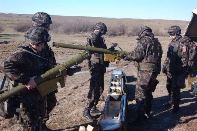 Binh sĩ Ukraine kiểm tra một số hệ thống MANPAD. Ảnh: ITN