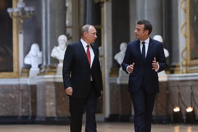 Tổng thống Nga-Pháp trong cuộc gặp ở Paris năm 2017. Ảnh: Reuters
