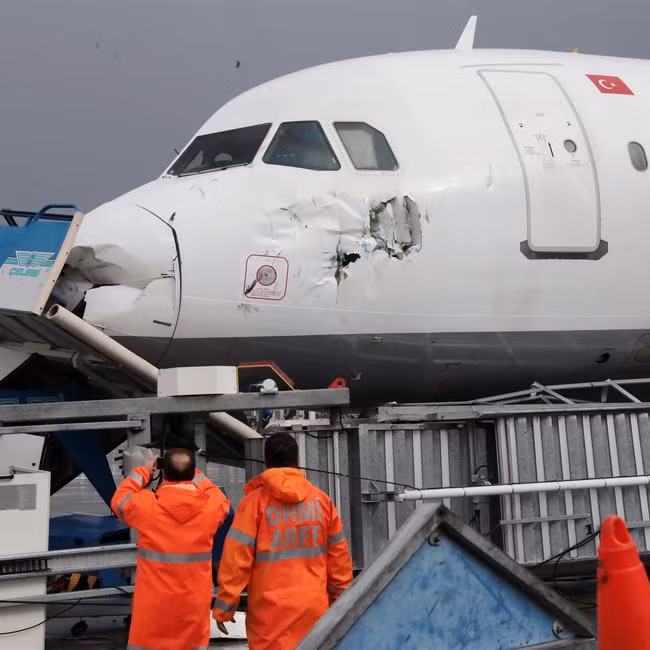 Phần đầu một máy bay vỡ nát sau khi bị vòi rồng tấn công. Ảnh: Twitter