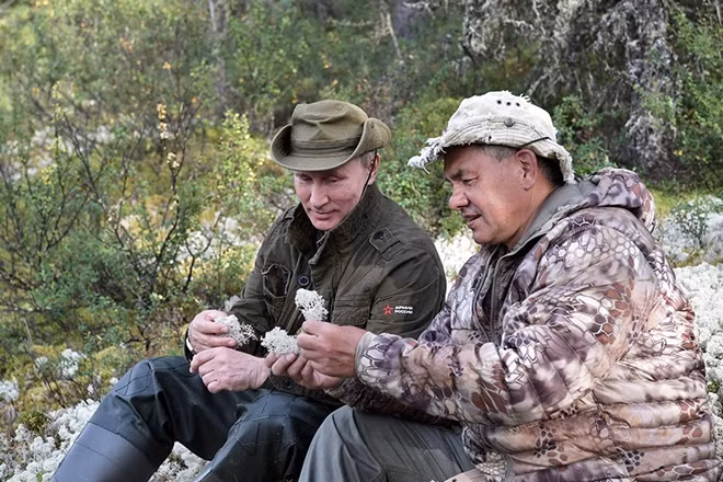 Hai nhà lãnh đạo cùng đánh giá một loại thảo mộc tại Siberia.