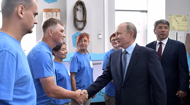 Tổng thống Putin cùng thanh niên Siberia. Ảnh: Sputnik