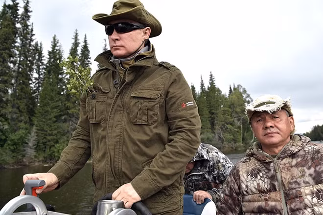 Tổng thống Putin lái xuồng cùng Bộ trưởng Shoigu.
