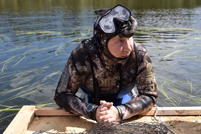 Tổng thống Putin mặc đồ chuẩn bị lặn thám hiểm một hồ hoang sơ tại Tuva.