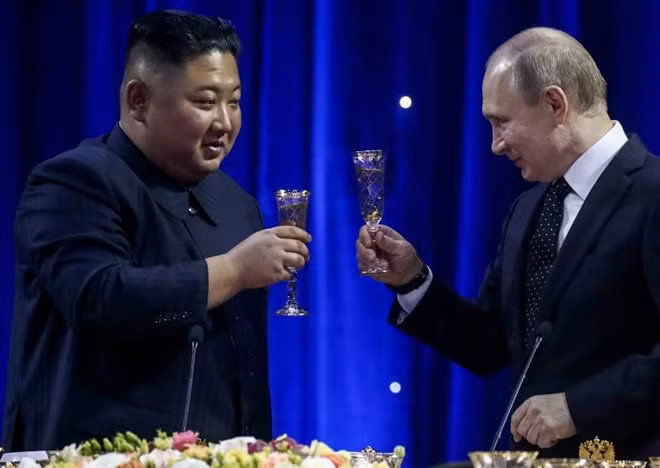 Lãnh đạo hai nước Nga-Triều Tiên tại tiệc chiêu đãi. Ảnh: TASS