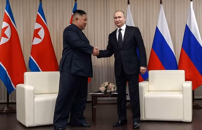 Chủ tịch Triều Tiên Kim Jong-un bắt tay Tổng thống Nga Vladimir Putin. Ảnh: TASS