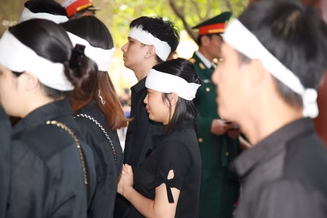 “Nhận được cụ Trung mất, cả nhà em đều bàng hoàng. Em đã gọi điện báo cho bố mẹ lúc ấy còn đang gặt lúa ngoài đồng. Hôm nay cả nhà đã có mặt đầy đủ để viếng cụ”, em Nguyễn Thị Diệp, ở huyện Hải Hậu, tỉnh Nam Định, bệnh nhân đầu tiên tại Việt Nam được thực hiện ghép gan nhờ đôi bàn tay của GS. TSKH Lê Thế Trung cùng đồng nghiệp, nghẹn ngào nói với CAND Online.