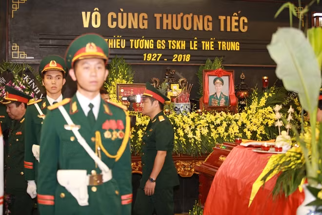 Thiếu tướng, Giáo sư, Tiến sĩ khoa học, Thầy thuốc nhân dân, Anh hùng Lực lượng vũ trang nhân dân Lê Thế Trung, nguyên Giám đốc Học viện Quân y, đã từ trần hồi 15h15, ngày 10-6-2018 tại Bệnh viện Quân y 103, hưởng thọ 92 tuổi.