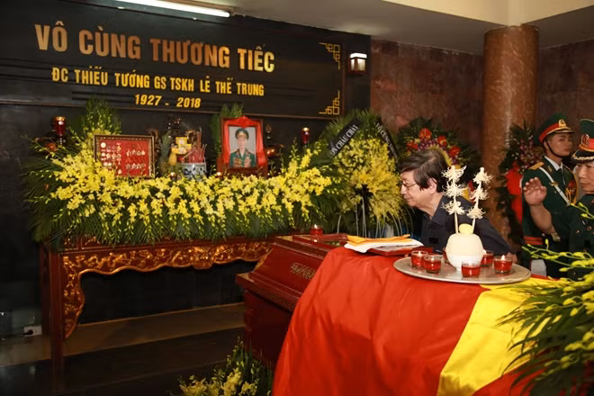 Thiếu tướng, Giáo sư, Tiến sĩ khoa học, Thầy thuốc nhân dân, Anh hùng Lực lượng vũ trang nhân dân, cán bộ Tiền khởi nghĩa Lê Thế Trung; sinh năm 1927; quê quán: phường Lĩnh Nam, quận Hoàng Mai, TP Hà Nội; trú quán tại Tổ dân phố số 9, phường Phúc La, quận Hà Đông, thành phố Hà Nội; Đảng viên Đảng Cộng sản Việt Nam; nguyên Giám đốc Học viện Quân y.