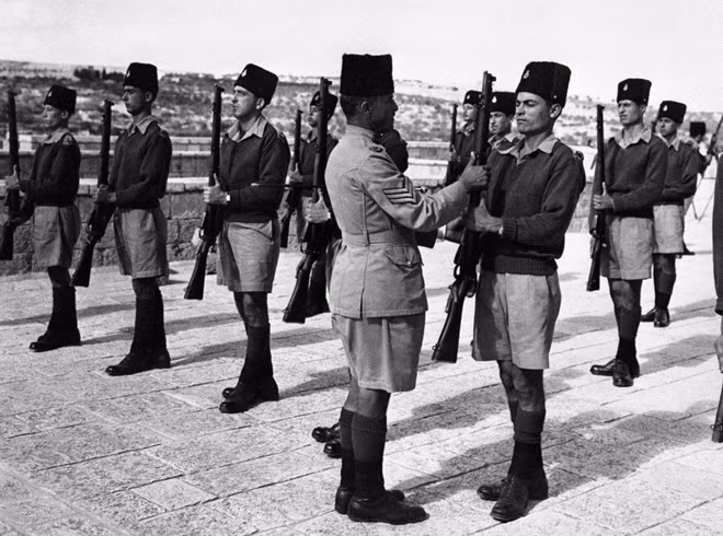Sau Thế chiến I, khi Đế chế Ottoman bị đánh bại, Anh được ủy nhiệm quản lý vùng Lưỡng Hà và Palestine. Cuối năm 1917, tướng Anh Edmund Allenby đã hứa ủng hộ việc lập nhà nước của người Do Thái trên xứ này. Vài thập kỷ sau, vùng đất thiêng chứng kiến làn sóng người Do Thái định cư ở đây với tư tưởng Jerusalem là quê nhà, trong khi người Arab địa phương giảm xuống theo sự sụp đổ của đế chế Ottoman.