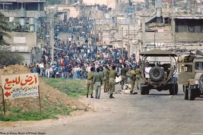 Tuy nhiên, đàm phán hòa bình Israel - Palestine từ năm 1997 liên tục bị làm xói mòn với việc Israel tiếp tục xây dựng các khu định cư Do Thái mới ở Bờ Tây cũng như phong trào Hồi giáo Hamas đã thực hiện đánh bom liều chết, giết chết hơn 20 dân thường Israel.