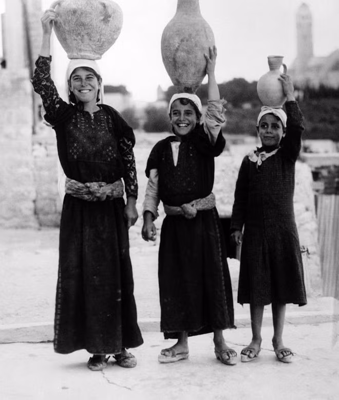 Dù Jerusalem là vùng đất thánh nghìn năm của 3 tôn giáo lớn và là một phần trong luận điểm của các nhóm khi tranh giành quyền kiểm soát khu vực này, những tranh chấp trong hiện tại chủ yếu bắt nguồn từ các sự kiện của thế kỷ 20. Tính đến thời điểm năm 1914, ở Palestine có 500 nghìn người Arab và 90 nghìn người Do Thái. Trong ảnh là những người phụ nữ Palestine vào khoảng năm 1914.