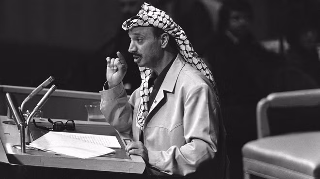 Gắn liền với lịch sử đấu tranh giành chủ quyền cho Palestine trong giai đoạn này không thể không nhắc tới Yasser Arafat. Bằng tất cả nỗ lực, ông từng bước thực hiện mục tiêu đưa Palestine trở thành một nhà nước độc lập. Tuy con đường ấy vẫn chưa trọn vẹn nhưng Arafat vẫn trở thành một biểu tượng cho hòa bình, sự khát khao khẳng định chủ quyền của nhân dân Palestine. Ông là nhà lãnh đạo Palestine đầu tiên phát biểu tại Liên Hợp Quốc vào năm 1974.
