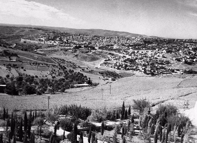 Jerusalem là thành phố thiêng liêng, lâu đời bậc nhất thế giới với sự hội tụ của 3 tôn giáo lớn là Hồi giáo, Thiên chúa và Do Thái. Đây cũng là nơi bắt nguồn của những xung đột dai dẳng tại "chảo lửa" Trung Đông.