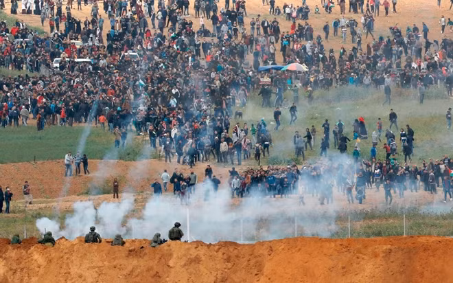Cảnh tượng hỗn loạn tại biên giới giữa Israel và Dải Gaza. Ảnh: Reuters
