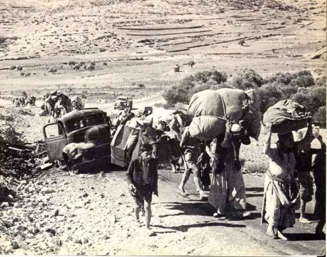 Người Palestine theo đó phải đi xa hơn về phía biên giới với Lebanon và Dải Gaza. Tuy nhiên, vào khoảng thời gian này, vùng Jerusalem linh thiêng vẫn nằm giữa ranh giới hai bên. Trong ảnh là đoàn người tị nạn Palestine cõng đồ đạc di chuyển về phía Dải Gaza sau cuộc chiến vào năm 1948.