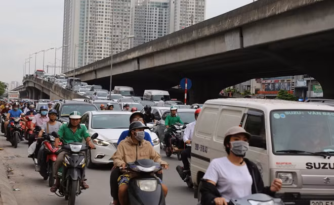 Lối xuống từ đường vành đai 3 (đường trên cao) hay các nút giao gần bến xe Giáp Bát, Nước Ngầm, Mỹ Đình... đều rất đông người, xe. Dòng xe thường phải chờ đợi vài phút để di chuyển qua các "điểm nóng".