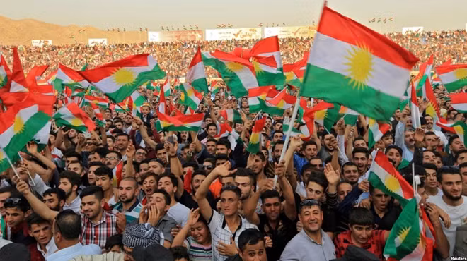 Cộng đồng người Kurd ăn mừng sau cuộc trưng cầu ý dân hôm 25-10. Ảnh: Reuters