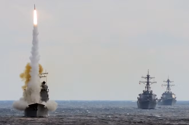 Tàu USS Mason khai hỏa tên lửa vào mục tiêu. Ảnh: ITN