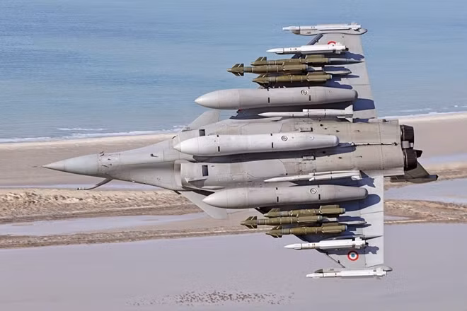 Phiên bản Rafale M cho Hải quân có khả năng mang từ 6-8 tấn vũ khí, trong khi mẫu Rafale B/C có 14 giá treo vũ khí, trong đó 5 giá treo có thể mang đến 9 tấn khí tài hạng nặng như tên lửa đối không và đối đất, bom dẫn đường, tên lửa chống hạm, tên lửa hạt nhân và các cụm thiết bị trinh sát. Máy bay cũng có một pháo GIAT 30 DEFA cỡ nòng 30 mm để sử dụng trong các nhiệm vụ không chiến tầm gần.
