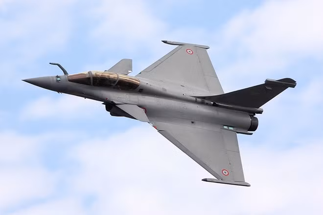 Tiêm kích Rafale có thiết kế bất ổn định khí động học để tối ưu khả năng cơ động trong không chiến. Nó có một hệ thống điều khiển điện tử (FBW) cực kì tinh vi để bảo đảm an toàn. Dassault cho hay hệ thống điện tử hàng không trung tâm của Rafale được module hóa, giúp kiểm soát toàn bộ tính năng chính của tiêm kích như điều khiển bay, hợp nhất dữ liệu, dẫn bắn cho vũ khí...